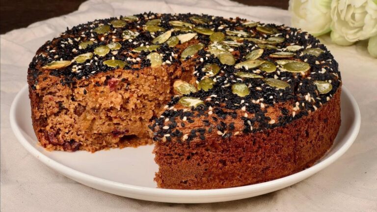 Questo semplice gesto trasforma avena e frutta in una torta healthy da urlo…
