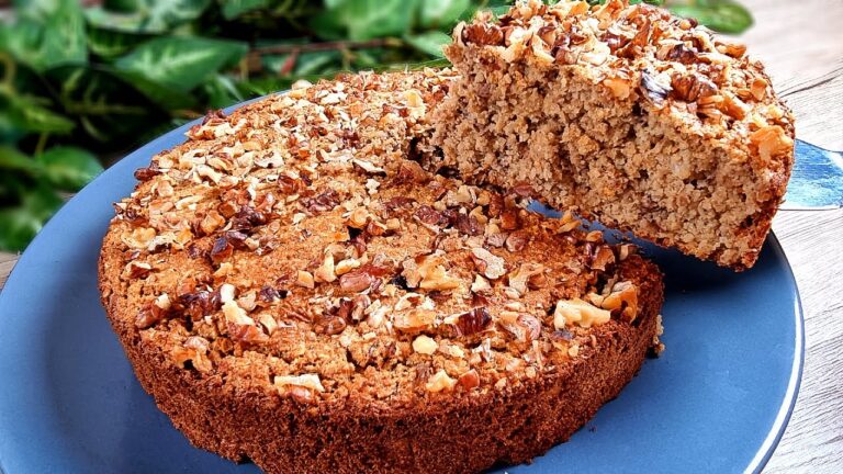 Prendi avena, mele e noci e prepara questa torta leggera e facile! Una torta sana!