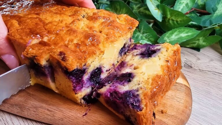Prendi avena, yogurt e mirtilli! Mescola tutto e la torta leggera è pronta!